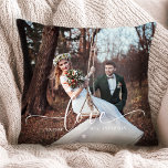 Liebe Wedding Foto Kissen<br><div class="desc">Feiern Sie Ihre Liebe mit unserem Mr. und Mrs. Liebe Wedding Foto Throw Kissen,  mit zwei personalisierten Fotos und einem eleganten Design. Dieses Kissen eignet sich besonders für Neuvermählte oder Hochzeitsfeiern,  um Ihre Lieblingsaufenthalte zu präsentieren und Ihre Zuhause-Dekoration um eine besondere Touch zu bereichern!</div>