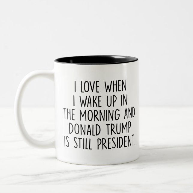 Liebe, wenn ich in AM aufstehe und Trump Präsident Zweifarbige Tasse (Links)