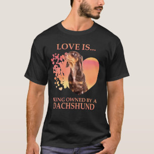 Liebe wird von einer Dackel gehalten T-Shirt
