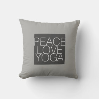 Liebe Yoga Zitat Kissen auf grau