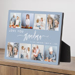 Liebe You Oma 8 Foto Collage Dusty Blue Fotoplatte<br><div class="desc">Gib Oma ein Geschenk, das sie schätzen wird. Diese Collage aus dem Foto zeigt acht ihrer liebsten quadratischen Fotos der Enkel, zusammen mit der Nachricht "Liebe Du Oma". Das Wort "Großmutter" erscheint in elegantem, weißem Schriftzeichen mit Schnörkeln am Anfang und Ende auf einem staubigen blauen Hintergrund. Fügen Sie die Namen...</div>