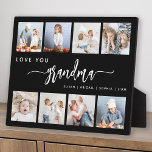 Liebe You Oma 8 Foto Collage Schwarz Fotoplatte<br><div class="desc">Gib Oma ein Geschenk, das sie schätzen wird. Diese Collage aus dem Foto zeigt acht ihrer liebsten quadratischen Fotos der Enkel, zusammen mit der Nachricht "Liebe Du Oma". Das Wort "Großmutter" erscheint in elegantem, weißem Schriftsatz mit Schnörkeln am Anfang und Ende auf schwarzem Hintergrund. Fügen Sie die Namen von bis...</div>