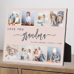 Liebe You Oma 8 FotoCollage Rosa Rosa Fotoplatte<br><div class="desc">Gib Oma ein Geschenk, das sie schätzen wird. Diese Collage aus dem Foto zeigt acht ihrer liebsten quadratischen Fotos der Enkel, zusammen mit der Nachricht "Liebe Du Oma". Das Wort "Oma" erscheint in elegantem handgeschriebenem handgeschriebenem Holzkohlefaser mit Schnörkeln am Anfang und enden auf einem rot-rosa Hintergrund. Fügen Sie die Namen...</div>