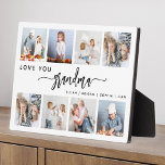 Liebe You Oma 8 FotoCollage White Fotoplatte<br><div class="desc">Gib Oma ein Geschenk, das sie schätzen wird. Diese Collage aus dem Foto zeigt acht ihrer liebsten quadratischen Fotos der Enkel, zusammen mit der Nachricht "Liebe Du Oma". Das Wort "Großmutter" erscheint in elegantem, schwarzen Schriftzeichen mit Schnörkeln am Anfang und Ende auf weißem Hintergrund. Fügen Sie die Namen von bis...</div>