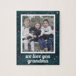 Liebe You Oma Holiday Spruce Foto Personalisiert Puzzle<br><div class="desc">Dieses herrliche Puzzle mit Fichten- und Beerenhintergrund und einem individuell gestaltbaren Foto-Bereich bringt ein Lächeln ins Gesicht Ihrer Liebsten. Text liest "Liebe du Oma" in einem Schriftart mit weißem Skript,  kann aber an den Text Ihrer Wahl angepasst werden.</div>