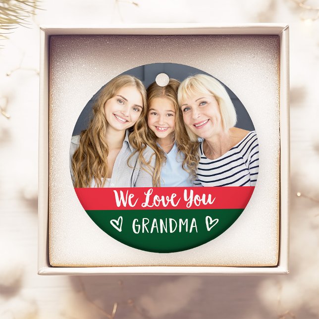 Liebe You Oma | Rotgrüner Farbblock Zwei Fotos Ornament (A red and green ornament with two photos that would make the perfect Christmas gift for grandma)
