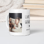 Liebe You Oma | Zwei handgeschriebene Fotos Kaffeetasse<br><div class="desc">Diese schlichte und stilvolle Schwarzweiß-Tasse sagt "Liebe du Oma" in trendigem,  handgeschriebenem Schwarz-Weiß-Text mit einem passenden Herz und einem Platz für deinen Namen. Es gibt auch Platz,  um zwei Ihrer liebsten persönlichen Fotos für ein Geschenk,  das Ihre Großmutter wird Liebe zeigen.</div>