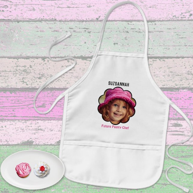 Liebenswürdiger Scalloped Custom Foto Template Nam Kinderschürze (Cute kids apron with a custom photo and text as a sweet gift idea. )