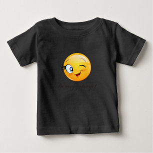 Liebenswürdiger zwinkerndes Emoji-Gesicht - Sei im Baby T-shirt