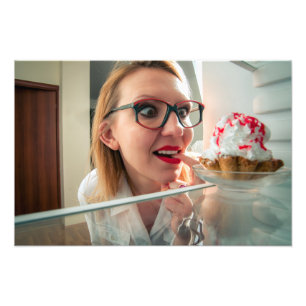 Liebes Mädchen, das Kühlschrank sieht Fotodruck