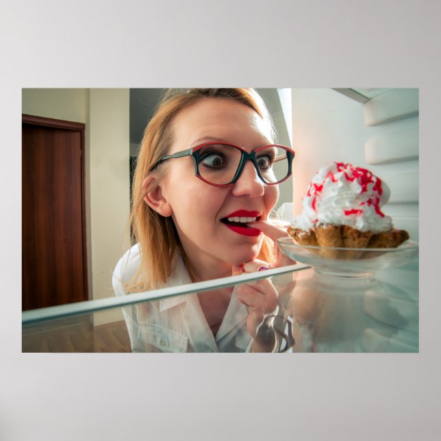 Liebes Mädchen, das Kühlschrank sieht Poster (Vorne)