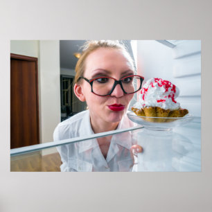 Liebes Mädchen, das Kühlschrank sieht Poster