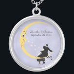 Liebes Paar sitzt auf den Mondstern des Halbmonds Versilberte Kette<br><div class="desc">Diese runde,  typische Halskette ist hellblau,  mit einem liebevollen Paar,  das auf einem gelben Halbmond sitzt und hinter ihnen weiße Sterne verstreut hat.</div>
