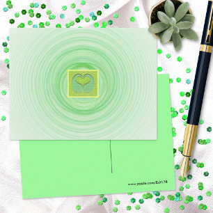 Liebeskonzept: grünes Herz in Spiralen gerahmt Postkarte