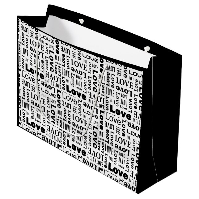 Liebesmuster mit schwarzen Buchstaben  Große Geschenktüte (Vorderseite Schrägansicht)