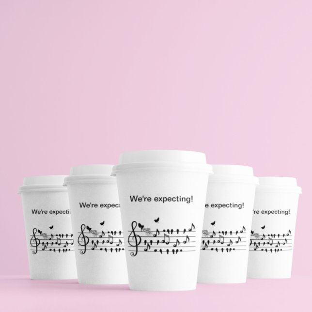 Liebesvögel, die eine Erweiterung der Familie erwa Pappbecher (Von Creator hochgeladen)