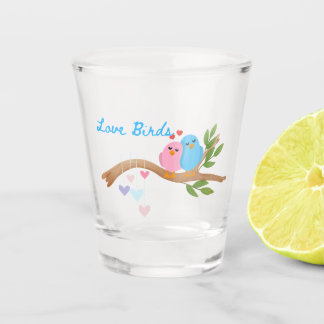 Liebesvögel zusammen auf einem Ast auf einem Schnapsglas
