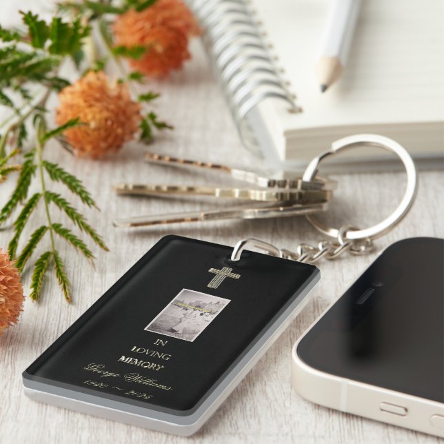 Liebevolle im Gedächtnis-Typografie-goldenen Schlüsselanhänger (Vorderseite rechts)