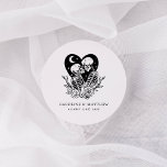 Liebhaber bis zum Tode Skelette und Rose Hochzeit Runder Aufkleber<br><div class="desc">Diese gotische Suite verfügt über zwei Liebhaber,  die bis zum Tod zusammenleben. Rose betonen dieses elegante und doch einzigartige Design!</div>