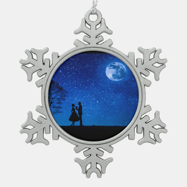 Liebhaber unter Vollmond Schneeflocken Zinn-Ornament (Vorderseite)