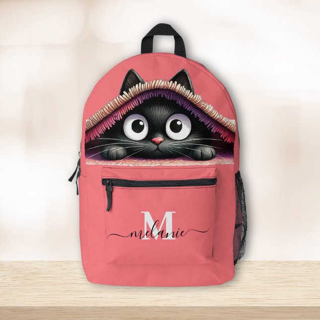 Lieblich Niedlicher Name des benutzerdefinierten K Bedruckter Rucksack (Lovely Cute Kitten Custom Monogram Script Name Printed Backpack on a wooden table.)