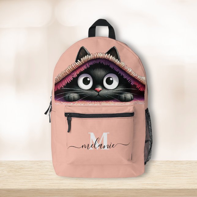Lieblich Niedlicher Name des benutzerdefinierten K Bedruckter Rucksack (Lovely Cute Kitten Custom Monogram Script Name Printed Backpack on a wooden table.)