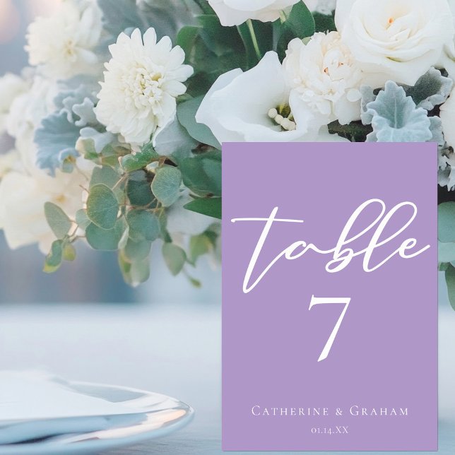 Liebliche Lilac-Hochzeit mit Lila weißer Typografi Tischnummer (Von Creator hochgeladen)