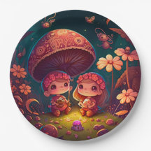 Liebliche niedliche Elfen spielen unter Pilzen und