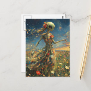 Lieblicher Außerirdischer im Kleid auf der Wiese Postkarte