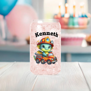 Lieblicher Babydrache, der einen roten Feuerwehrwa Dosenglas