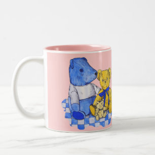 Liebliches Bild von drei niedlichen alten Teeddyki Zweifarbige Tasse