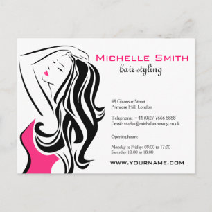 Liebliches Mädchen mit Haarstyling-Branding Postkarte