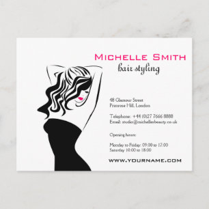 Liebliches Mädchen mit Haarstyling-Branding Postkarte