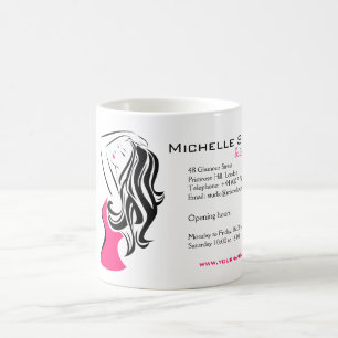 Liebliches Mädchen mit Haarstyling-Branding Tasse