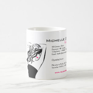 Liebliches Mädchen mit Haarstyling-Branding Tasse