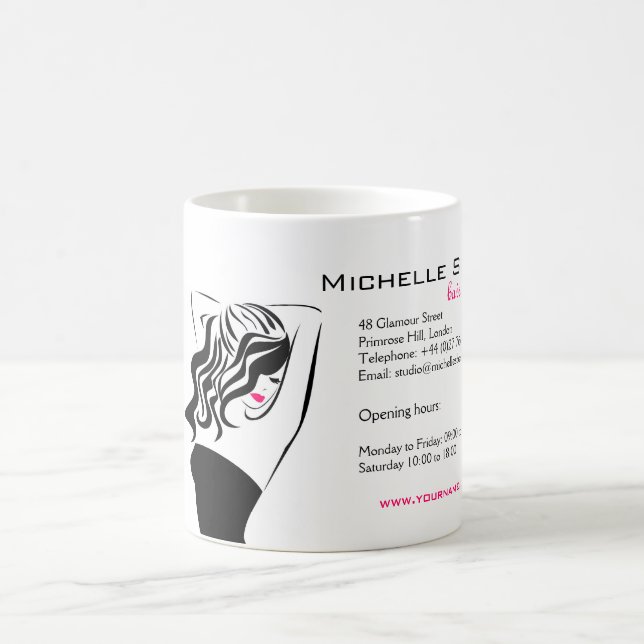 Liebliches Mädchen mit Haarstyling-Branding Tasse (Mittel)