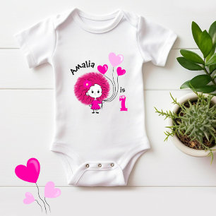 Liebliches Mädchen mit Herzblasen Baby Strampler