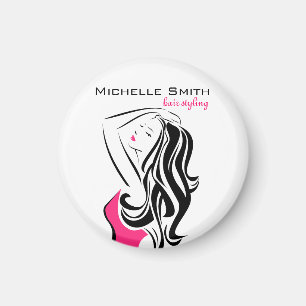 Liebliches Mädchen mit starkem Haar Haarstyling Br Magnet