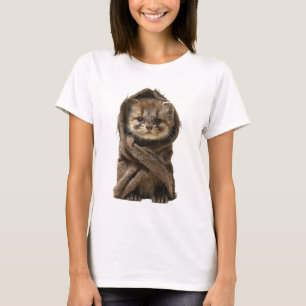 Liebreizendes Baby-Frettchen in einem braunen Gest T-Shirt