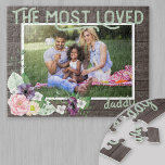 Liebster Daddy - Rustikaler dunkler Holzrahmen Puzzle<br><div class="desc">Ein reizendes Foto-Puzzle für Ihren Vater - ideal zum Geburtstag oder Geburtstag. Die Vorlage ist Set für Sie bereit, um Ihr eigenes Foto und Sie können auch bearbeiten "daddy" zu Ihrem bevorzugten Titel (dh. Papa, Papa, etc), wenn Sie möchten. Dieses Aquarell-Blumendesign besticht durch einen rustikalen, dunklen Holzhintergrund mit Blume und...</div>