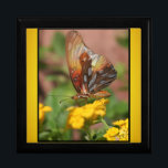 Liebt Flügel. Schmuckschachtel Monarch Butterfly<br><div class="desc">Schönes Bild eines Monarchen Schmetterlings im Garten von Blume und romantischen Mann und Frau Schmuck Box. Liebt Flügel. Jedes Mal so leicht in den Monarch Butterfly Flügeln fotografiert Eine tolle Sake-Geschenkidee für Monarch Butterfly Liebhaber und ein perfektes Geschenk für Valentinstag. Sie können mit dem Bild des Monarchschmetterlings mit Farben, Stilen...</div>