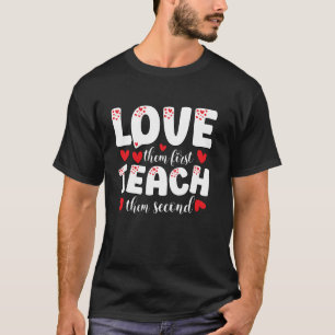Liebt sie zuerst, unterrichtet sie zweitens Inspir T-Shirt