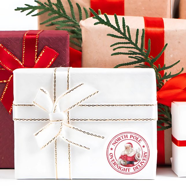 Lieferung an den Santa North Pole Runder Aufkleber (This cute North Pole Overnight Delivery sticker adds a magical touch to Christmas gifts and letters.)