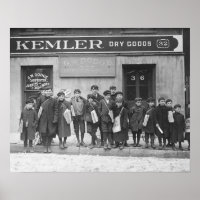 Lieferung der Sonntagspapiere, 1909. Vintages Foto