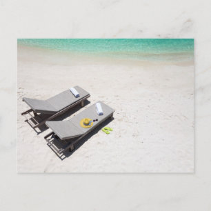 Liegestühle am Strand Postkarte