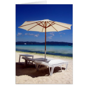 Liegestühle am weißen Strand