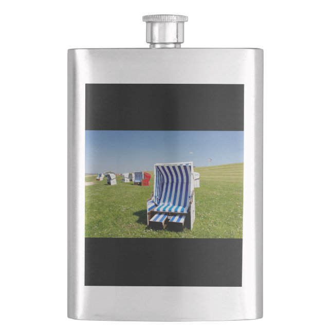 Liegestühle an der Nordsee Flachmann (Vorderseite)