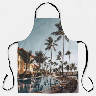 Liegestühle aus braunem Holz in der Nähe des Poo Schürze