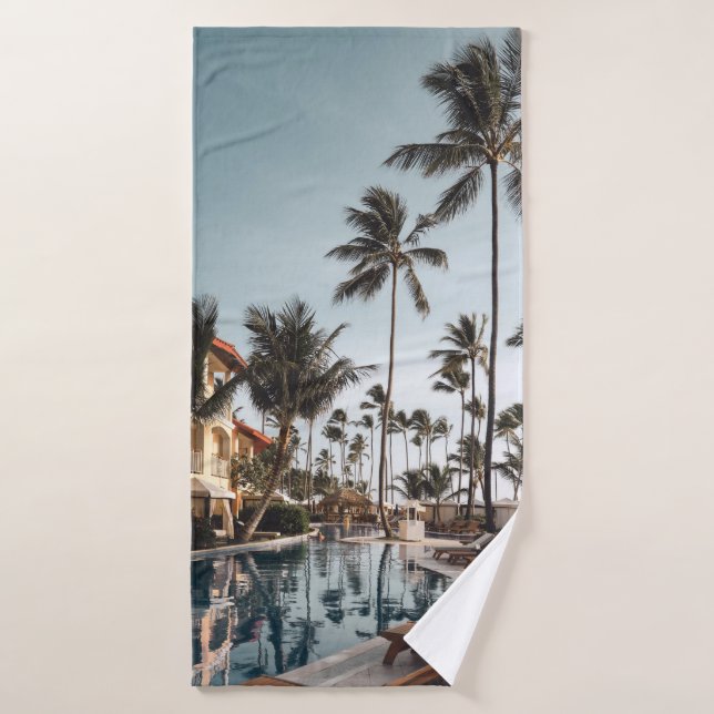 Liegestühle aus braunem Holz in der Nähe des Pools Badehandtuch (Badehandtuch)