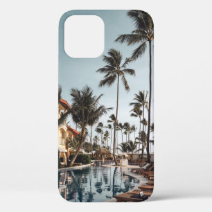 Liegestühle aus braunem Holz in der Nähe des Pools Case-Mate iPhone Hülle